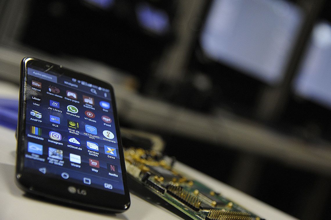 Há 50 anos a internet vem revolucionando o modo como nos relacionamos Há 50 anos a internet vem revolucionando o modo como nos relacionamos