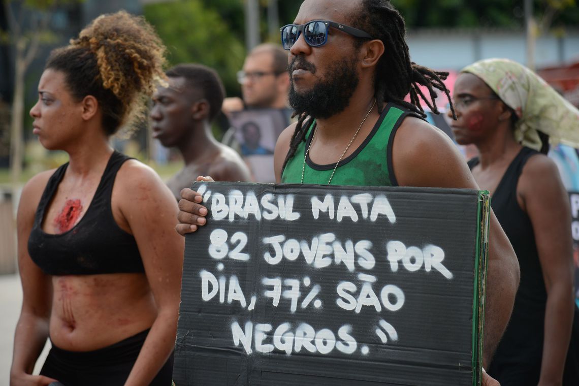 Taxa de homicídio de pretos ou pardos é quase três vezes maior que a de brancos Taxa de homicídio de pretos ou pardos é quase três vezes maior que a de brancos