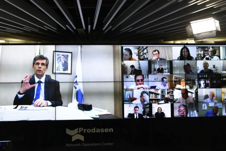 Muita videoconferência está criando a “fadiga do zoom”, alertam os psicanalistas