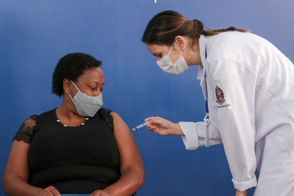 Estimativas indicam que COVID-19 provocou quase 3 vezes mais mortes do que o informado Estimativas indicam que COVID-19 provocou quase 3 vezes mais mortes do que o informado