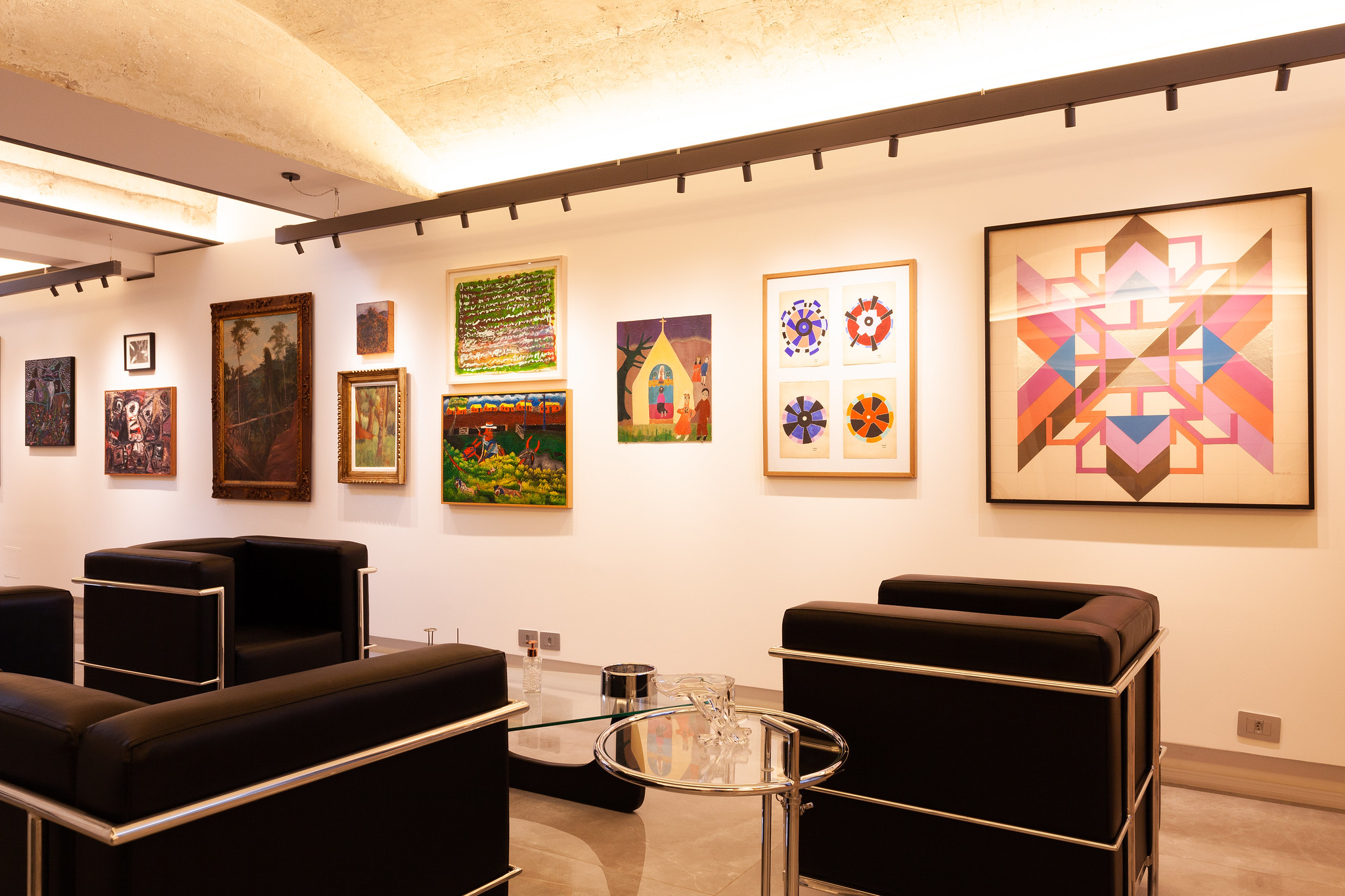 Mostra coletiva Vários 22 reuniu num único espaço trabalhos artísticos de outras galerias Mostra coletiva Vários 22 reuniu num único espaço trabalhos artísticos de outras galerias