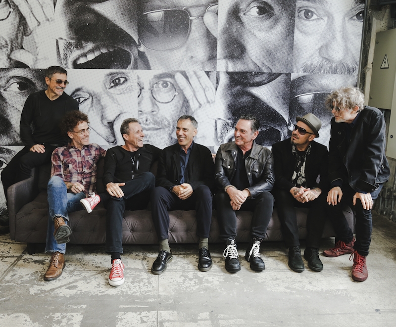 Titãs: banda original se reúne pela primeira vez em 30 anos e faz turnê pelo país no ano que vem Titãs: banda original se reúne pela primeira vez em 30 anos e faz turnê pelo país no ano que vem