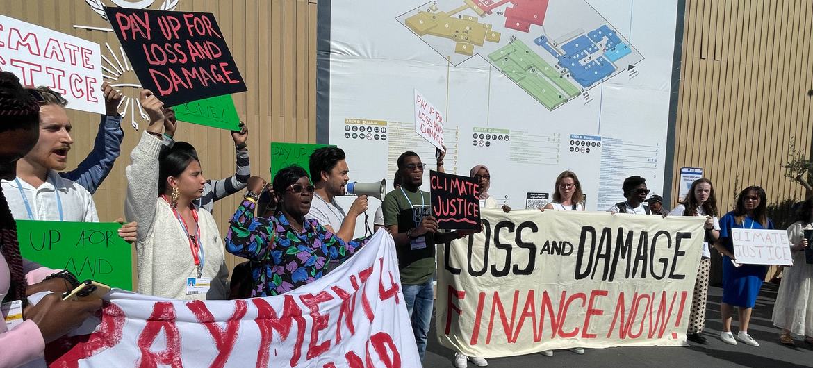 Jovens protestam contra a participação de lobistas de empresas poluentes na COP27 Jovens protestam contra a participação de lobistas de empresas poluentes na COP27