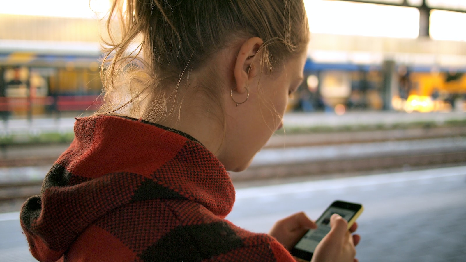Má postura ao usar o celular pode resultar em rugas no pescoço e aumento da papada Má postura ao usar o celular pode resultar em rugas no pescoço e aumento da papada