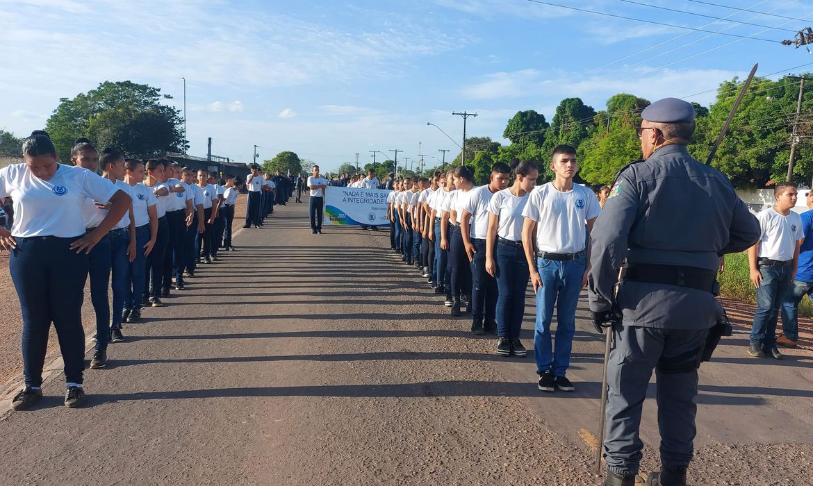 Ministério da Educação decide pôr fim ao modelo federal de escolas militarizadas Ministério da Educação decide pôr fim ao modelo federal de escolas militarizadas