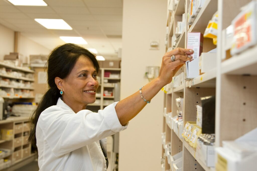 Resolução que autoriza farmacêuticos a prescreverem medicamentos é criticada por associação médica Resolução que autoriza farmacêuticos a prescreverem medicamentos é criticada por associação médica