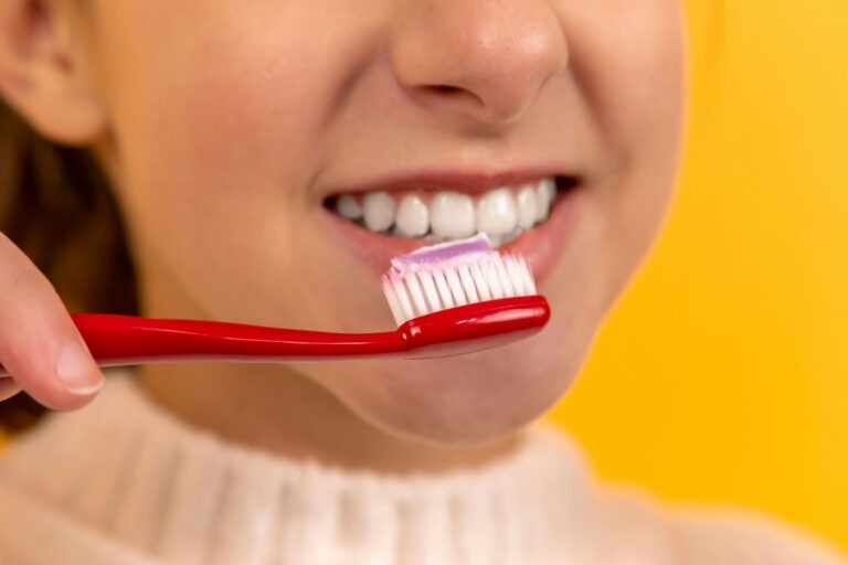Anvisa suspende venda de creme dental Colgate Total Clean Mint por suspeita de reações adversas