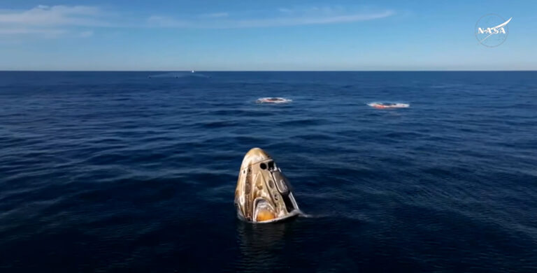 Astronautas da nona tripulação comercial da NASA retornam à Terra após nove meses no espaço