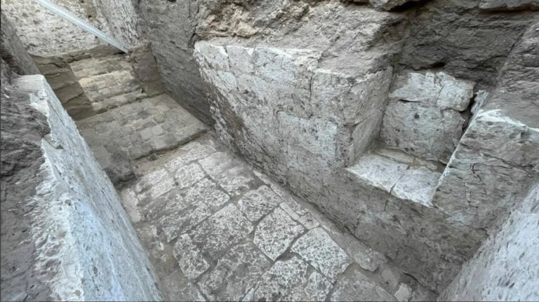 Descoberta tumba de rei egípcio de 3.600 anos atrás. Ação de vândalos impede sua identificação