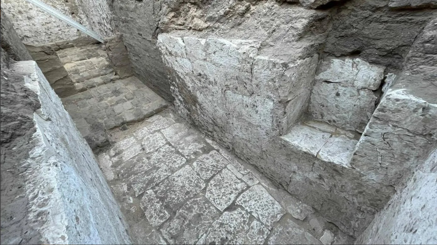 Descoberta tumba de rei egípcio de 3.600 anos atrás. Ação de vândalos impede sua identificação Descoberta tumba de rei egípcio de 3.600 anos atrás. Ação de vândalos impede sua identificação