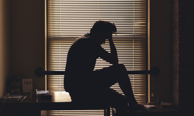 Uso da IA na Psicologia pode levar a respostas enganosas e potencialmente prejudiciais, alerta Conselho