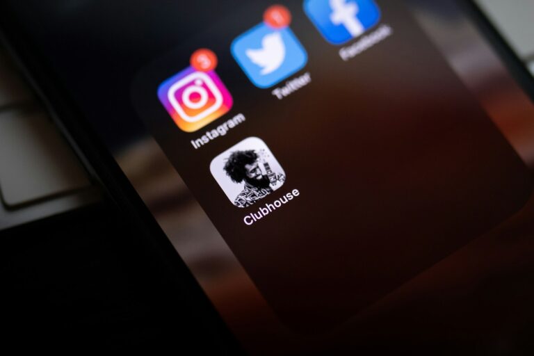 Campanha orquestrada nas redes usa falsa acusação de censura para atacar projeto que regulamenta proteção a crianças na internet