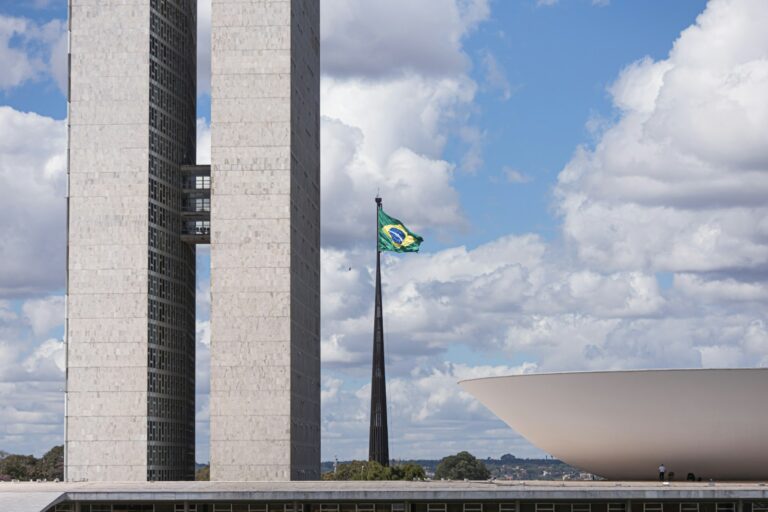 Senado enterra PEC que exigia autorização do Congresso para processar parlamentares
