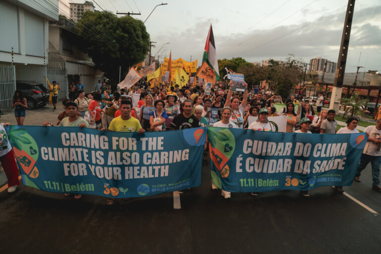 COP30 – Segundo dia foi marcado por protestos, impactos sobre a saúde, ação territorial e governança