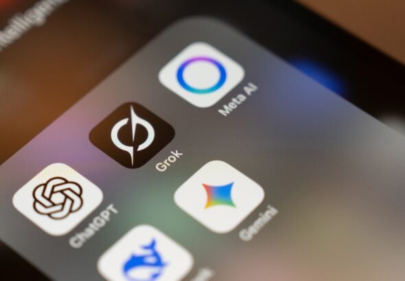 Grok, IA de Elon Musk, gera 6.700 imagens sexualizadas por hora no X, aponta análise independente