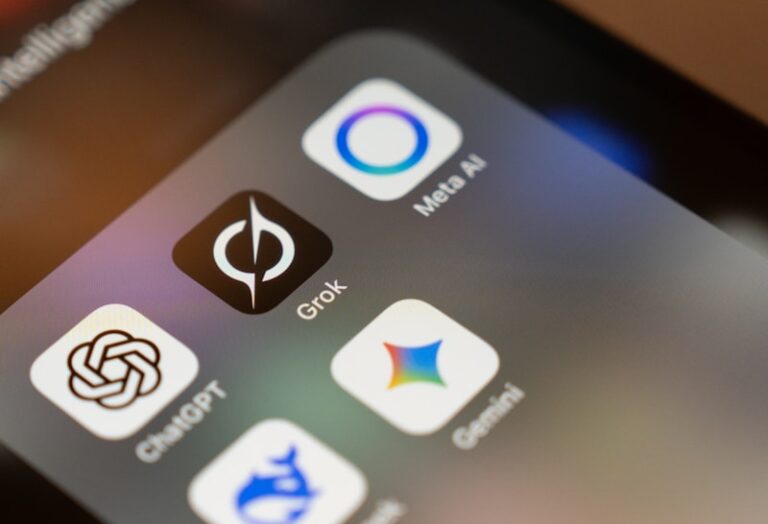 Grok, IA de Elon Musk, gera 6.700 imagens sexualizadas por hora no X, aponta análise independente