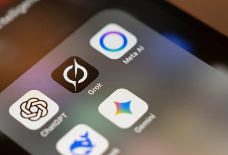 Grok, IA de Elon Musk, gera 6.700 imagens sexualizadas por hora no X, aponta análise independente