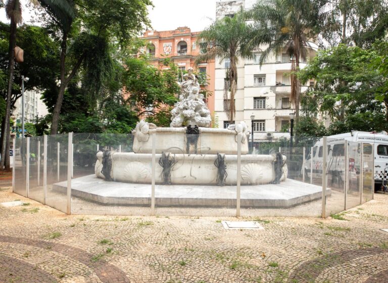 Mulheres ocupam praça em São Paulo para lembrar obra da escultora Nicolina Vaz de Assis