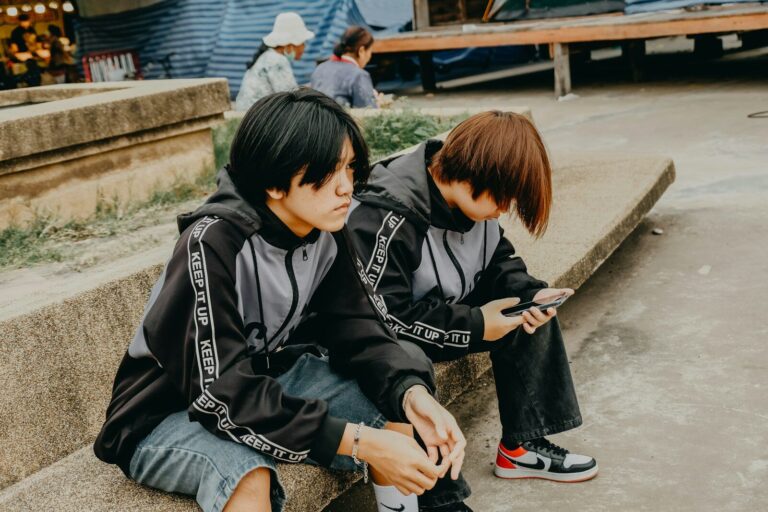 Meta e YouTube são considerados negligentes em caso histórico sobre vício em redes sociais e dano à saúde mental