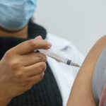 Gripe se antecipa e ganha for&ccedil;a em 2026; vacina foi atualizada para as cepas que mais circulam no Brasil