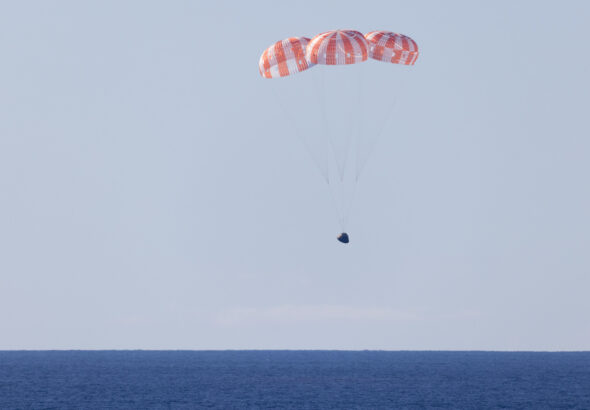 Artemis II amerissa no Oceano Pac&iacute;fico e conclui voo tripulado &agrave; Lua ap&oacute;s 53 anos