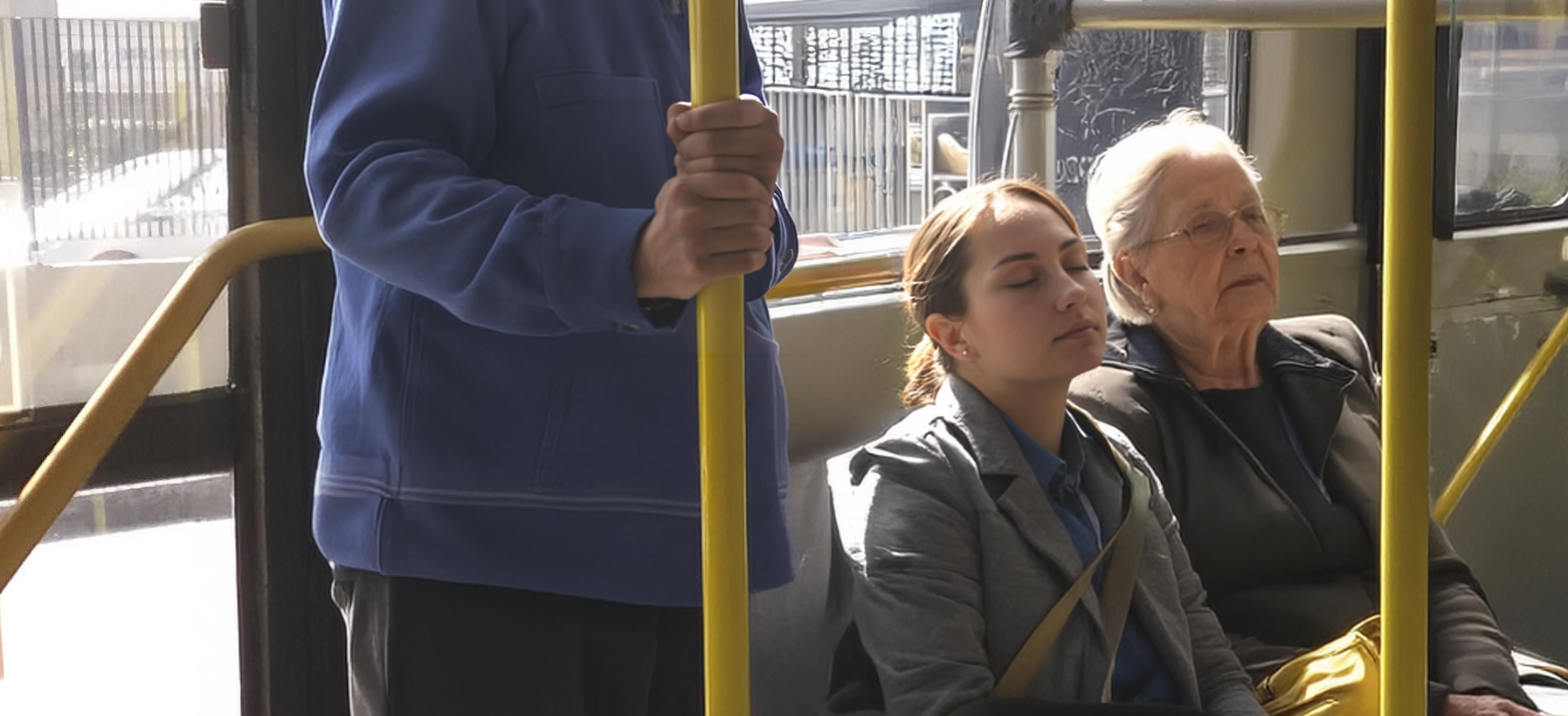 Ela ia ceder o lugar. Bastou a idosa sentar em outro canto pra ela fechar os olhos e fingir que dormia… E o idoso?