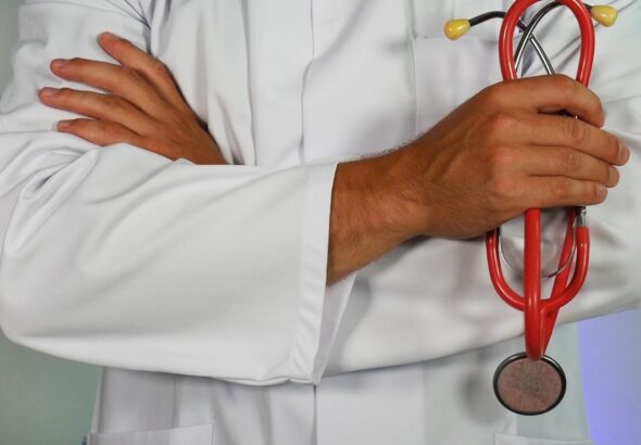 AMB cobra rigor na forma&ccedil;&atilde;o m&eacute;dica ap&oacute;s um ter&ccedil;o dos cursos ser reprovado no Enamed